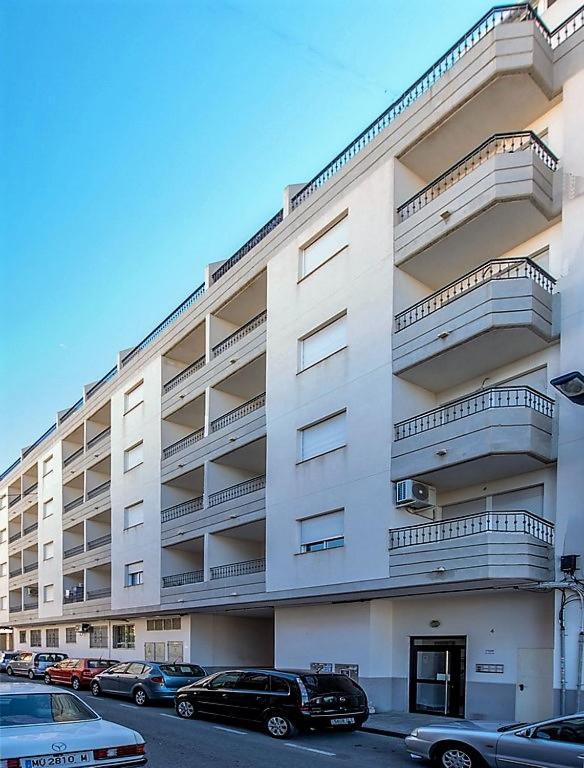 Schöne Wohnung mit Pool , Wi-Fi und privat Garage Torrevieja Exterior foto