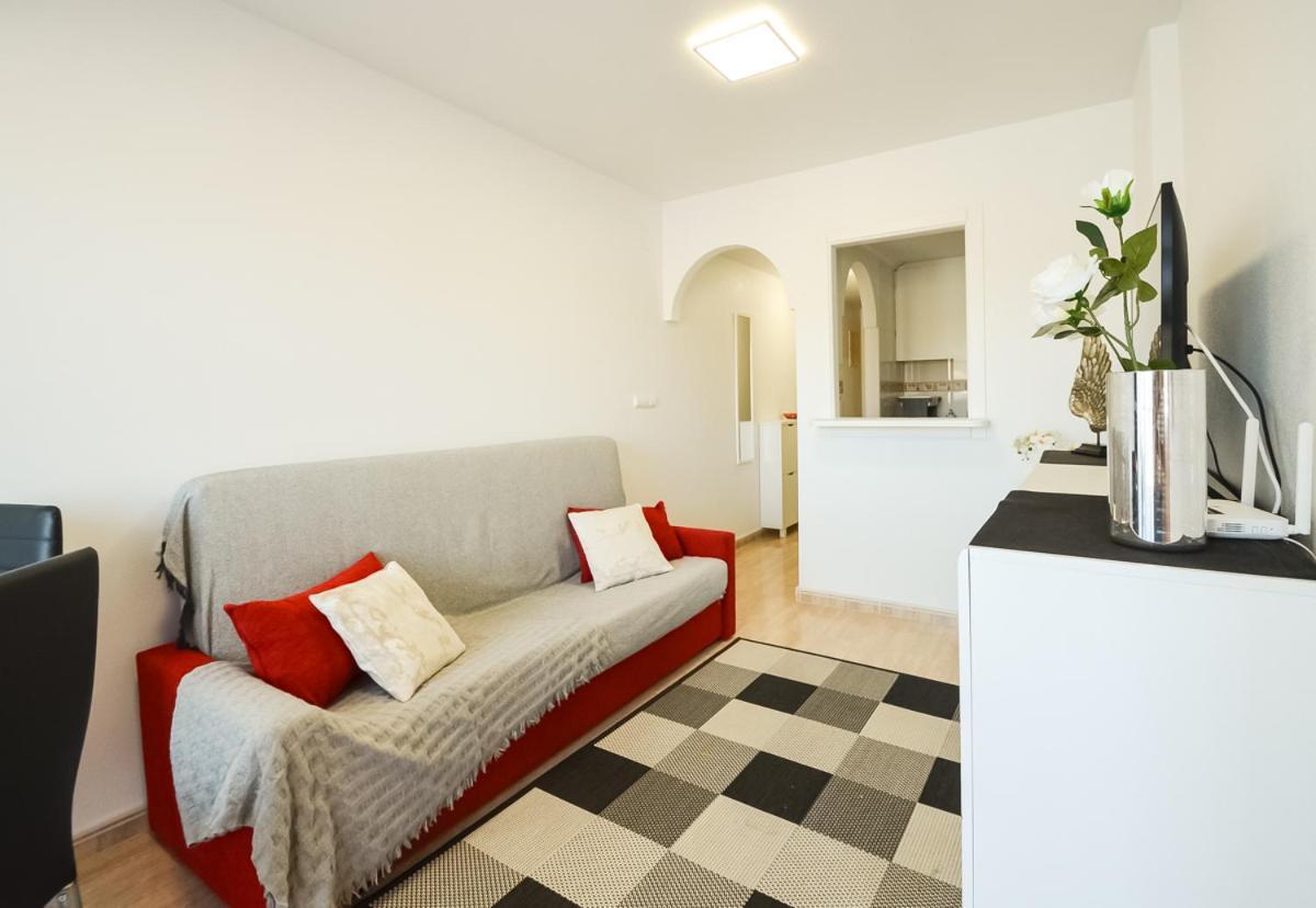 Schöne Wohnung mit Pool , Wi-Fi und privat Garage Torrevieja Exterior foto