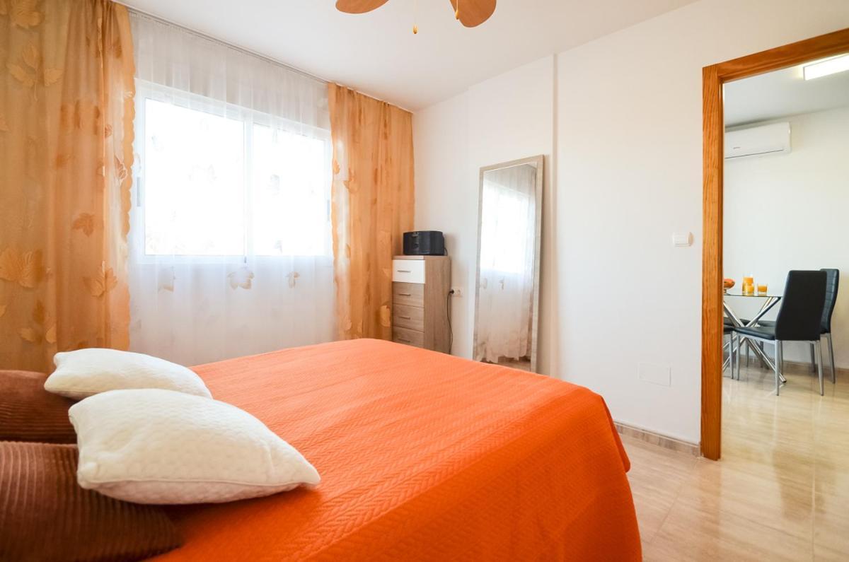 Schöne Wohnung mit Pool , Wi-Fi und privat Garage Torrevieja Exterior foto