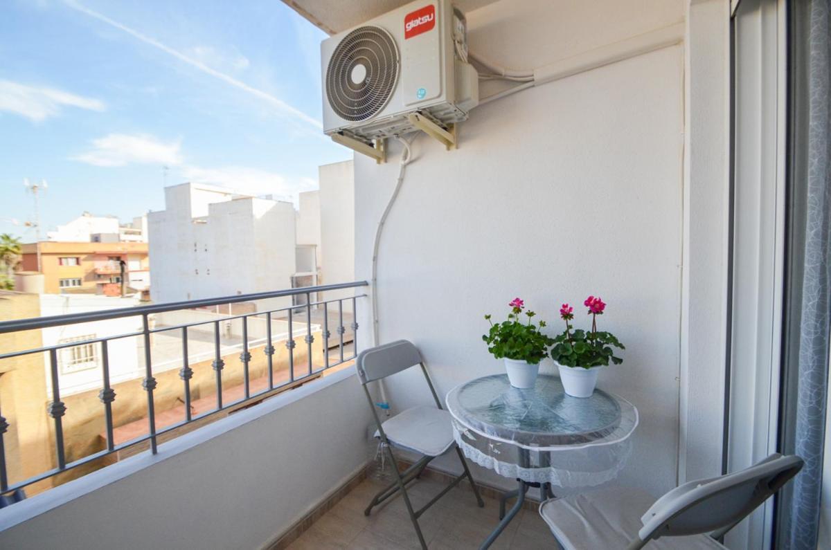Schöne Wohnung mit Pool , Wi-Fi und privat Garage Torrevieja Exterior foto